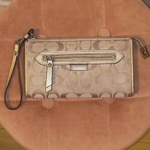 Coach Daisy Outline Signature Zip Around Wallet